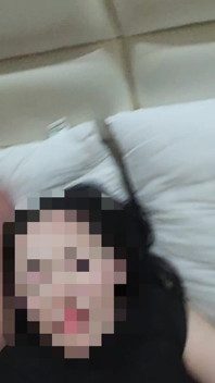 痩せたアジアの成熟した女性と彼女のカッコールド