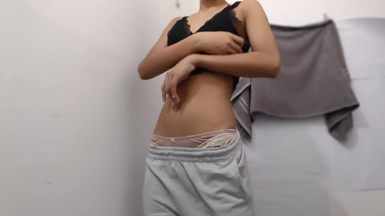 desigirl93: Sevimli desi üniversiteli kız yağmurda göğüsleri titreşiyor