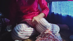 Khushboobhabi: Mädchen zieht sich in einem laufenden bus um