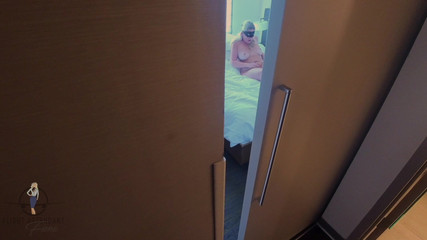 Flight Attendant Fiona: झांकना देखने का बिंदु