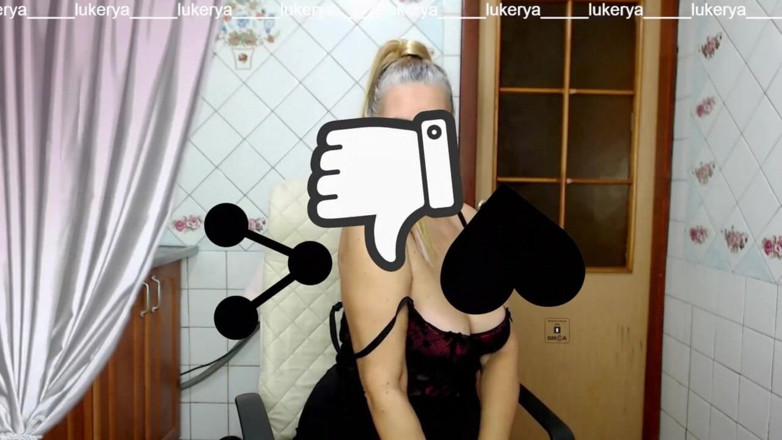 Lukerya: Lukerya in un costume da bagno nero lucido Sogni della...