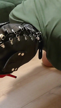 足を舐め、濡れたチンコ