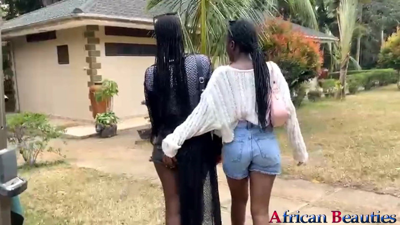 African Beauties: Дві лесбійські милашки трахаються з ділдо в громадському парку
