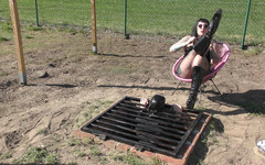 Domina Lady Vampira - SM Studio Femdom Empire: Domina su dugout 1