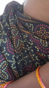 Menantu menggoda ibu mertuanya untuk memuaskan seksualnya