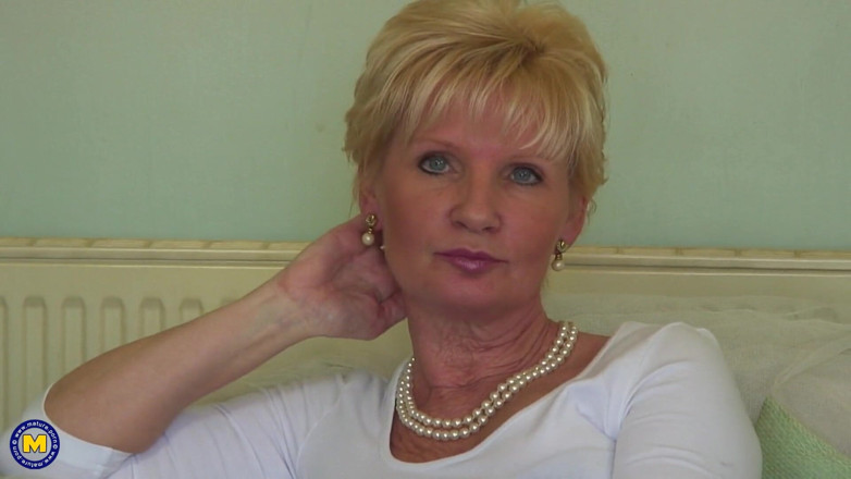 Mature Solo NL: Perfektní zralá v sexy prádle si tře kundičku