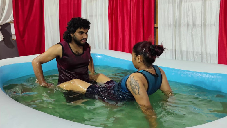 Vaigavarun45: Dragoste la piscină cu Lip Lock