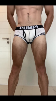 Un gros garçon russe montre ses jambes et son corps musclé