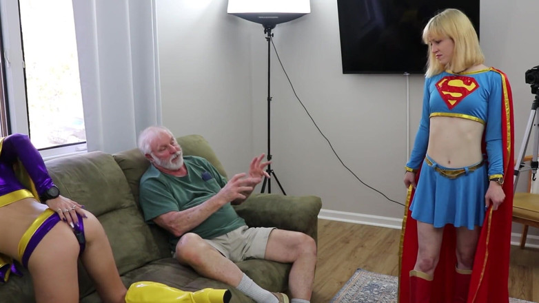Azure Sky Films: SGBG2-1) Batgirl (Monica Sexxxton) și Supergirl (Karlee Paige) într-o orgie futai și supt de super-erou în...