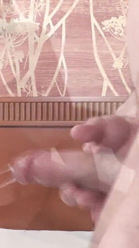La hermosa Ariana Marie es follada en su primera escena porno