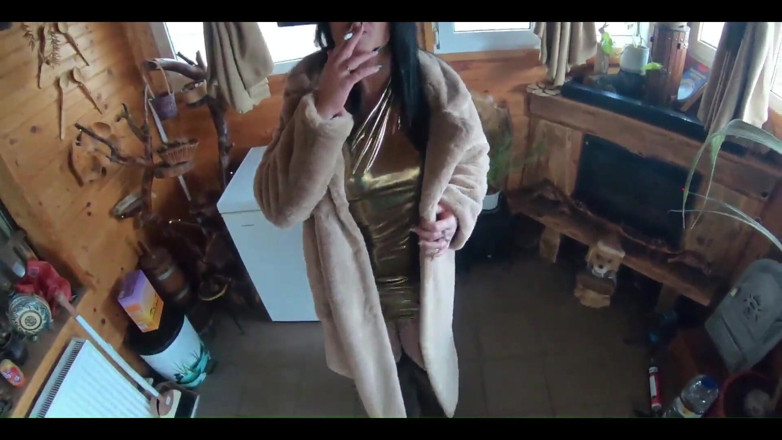 MilfyCalla: Goldenes kleid, Pelz &amp; rauchende behaarte muschi, tiefer blowjob &amp;harter doggystyle auf...