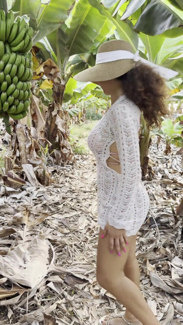 LadyAna: Awek berjalan dengan bibir pepek besar di padang, luar
