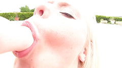 Nightclub Amateur Series: Sexy blondýnka v síťce masturbuje venku