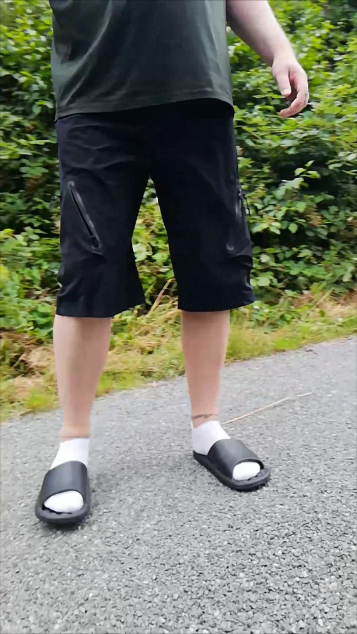 Carmen_Nylonjunge: In Latschen Und Weißen Socken in Der Natur