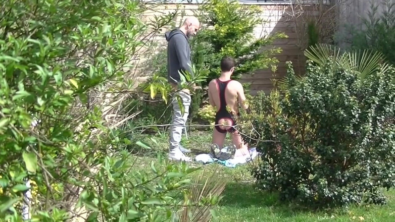 EXHIB BOYS: Dziwka twink zerżnięta na oklep przez tatusia top master XXL...