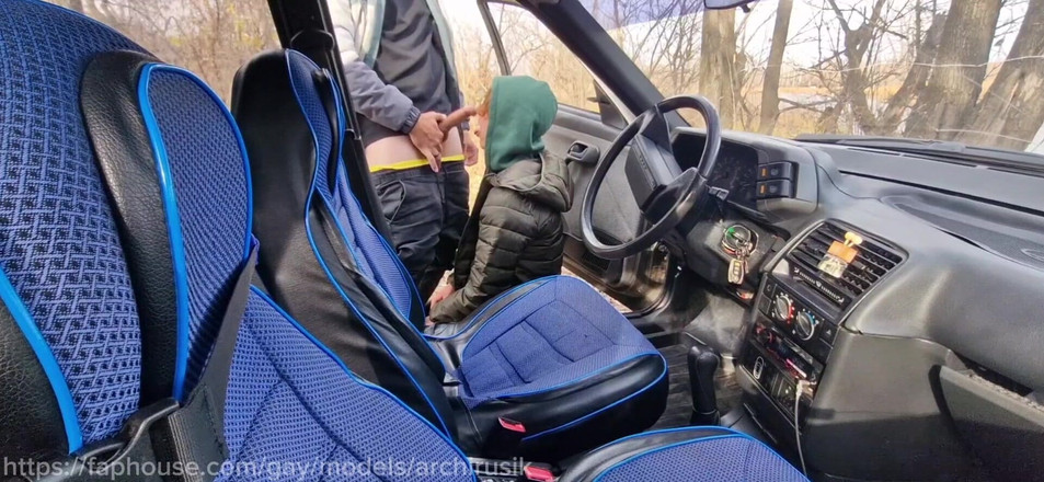 ArchiRusik: Tato děvka na dálnici mě šukal s velkým penisem a naplnil...