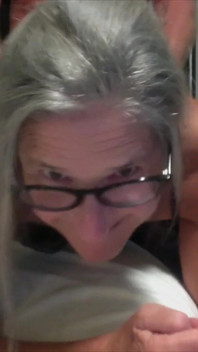 Calda miLF viene scopata a pecorina faccia anteriore mio marito sborra sul culo