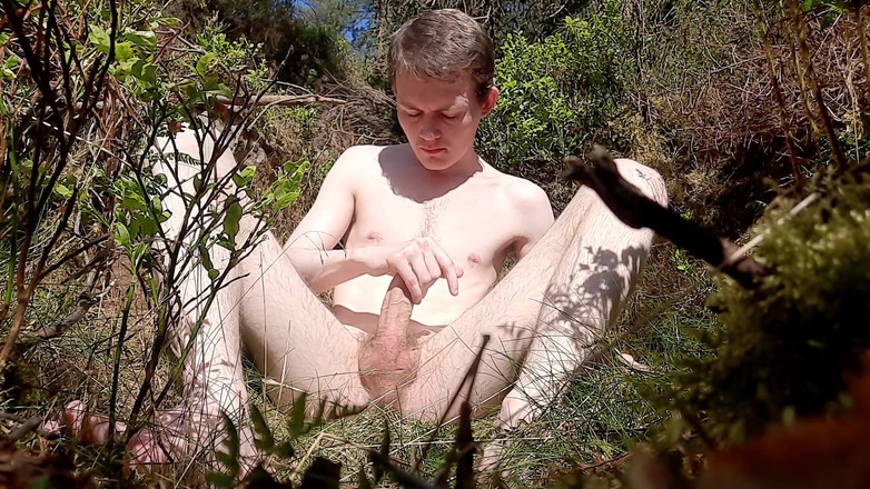 Forest Boi: Bogel dalam hutan melancap