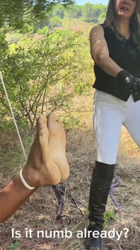 Falaka ormanda İmparatoriçe Bellasadist ile eğleniyor