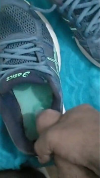 Cazzo e sperma in asics di mia moglie