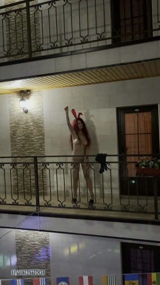 SweetButtocks: Dancing naked in the hotel