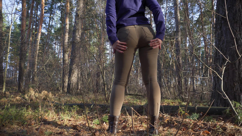 Teasecombo 4K: Милфа в тугих джинсах соблазняет ее тугую задницу в лесу в любительском видео