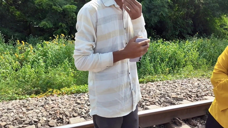Indian Teen Girl's: Açık havada seks üvey erkek kardeş ve üvey kız kardeş kapının dışında...