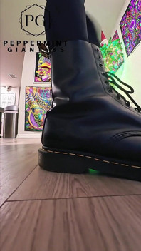 6'7 cewek raksasa di doc martens ganas - slow mo