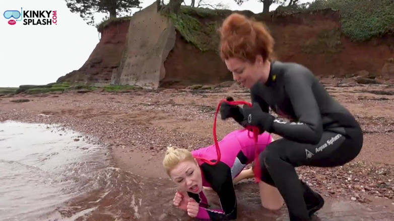 UKCuteGirl Lucy Lauren: Entraînement d’esclave sur une plage publique avec Zoe Page, maîtresse...