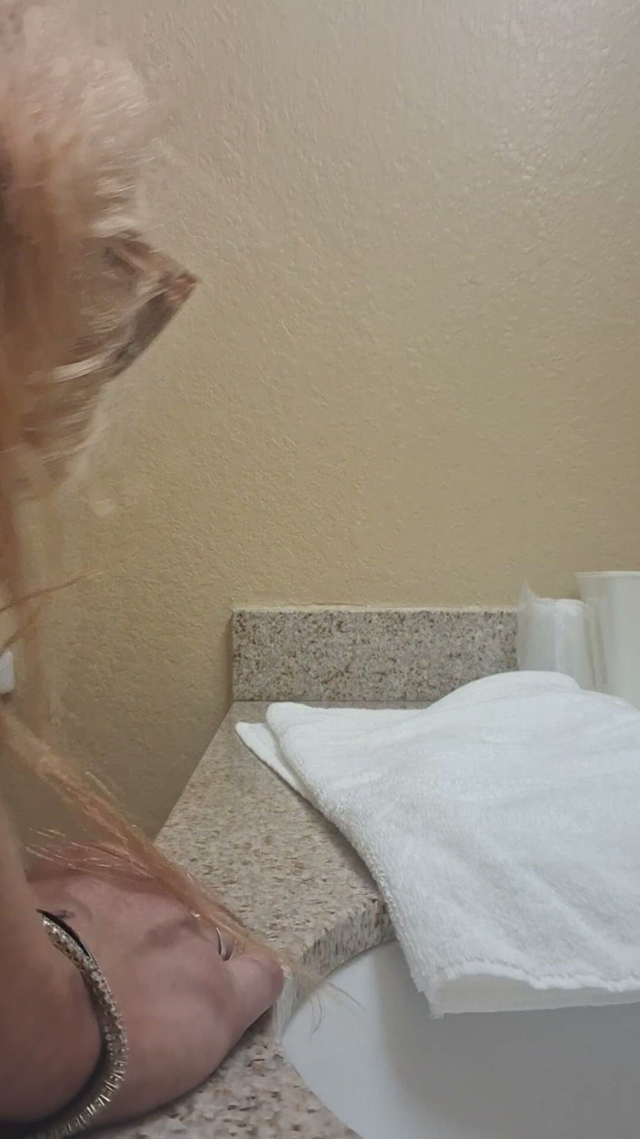 Wiscobandit715: Amateur-MILF im hotelbad von großem weißem schwanz gefickt und abspritzen...