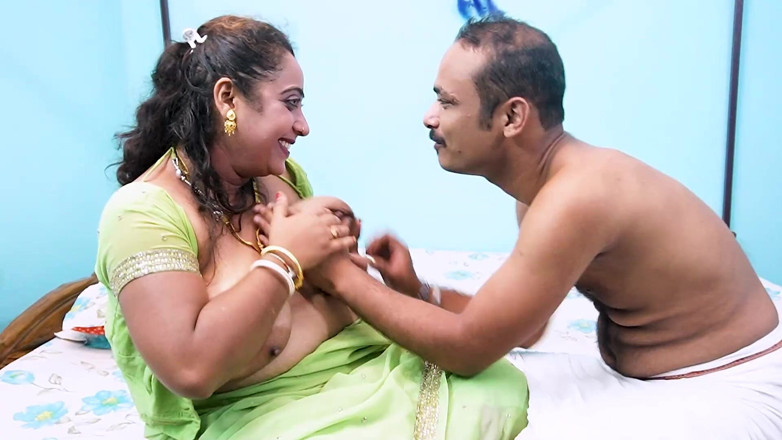 Queen star Desi: Bhabi Mallu yang seksi bertetek besar melakukan kerja di rumah -...