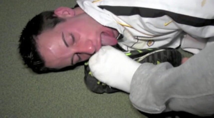 Sneaker gay: Bottom twink slave to feet and foot of dominant XXL