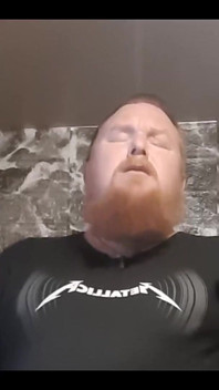 Un gros à grosse bite gémit et jouit sur lui-même