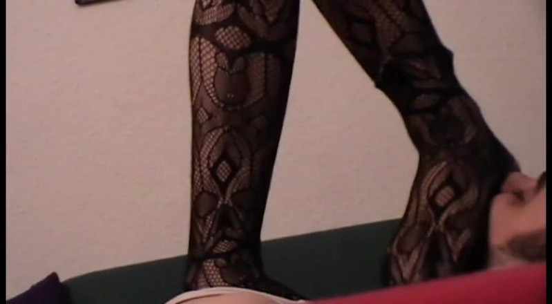 Foot Girls: Kaki pantyhose disumbat ke dalam mulut