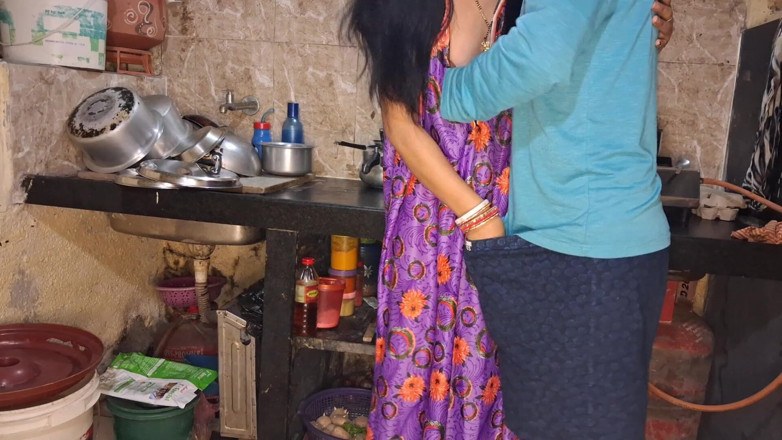 Shima kumari44: Indisch Desi-dorp Bhabhi en Devar hard neuken in de keuken...