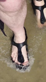 kaale kaphtan men aautdor aur kaale birkenastoks men nange pair