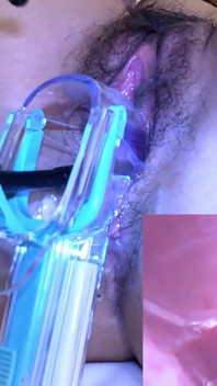 La carina lunga dai capelli neri amatoriale prova con un uomo più anziano, sforzo timido viene sopraffatta ma continua l'incontro intimo