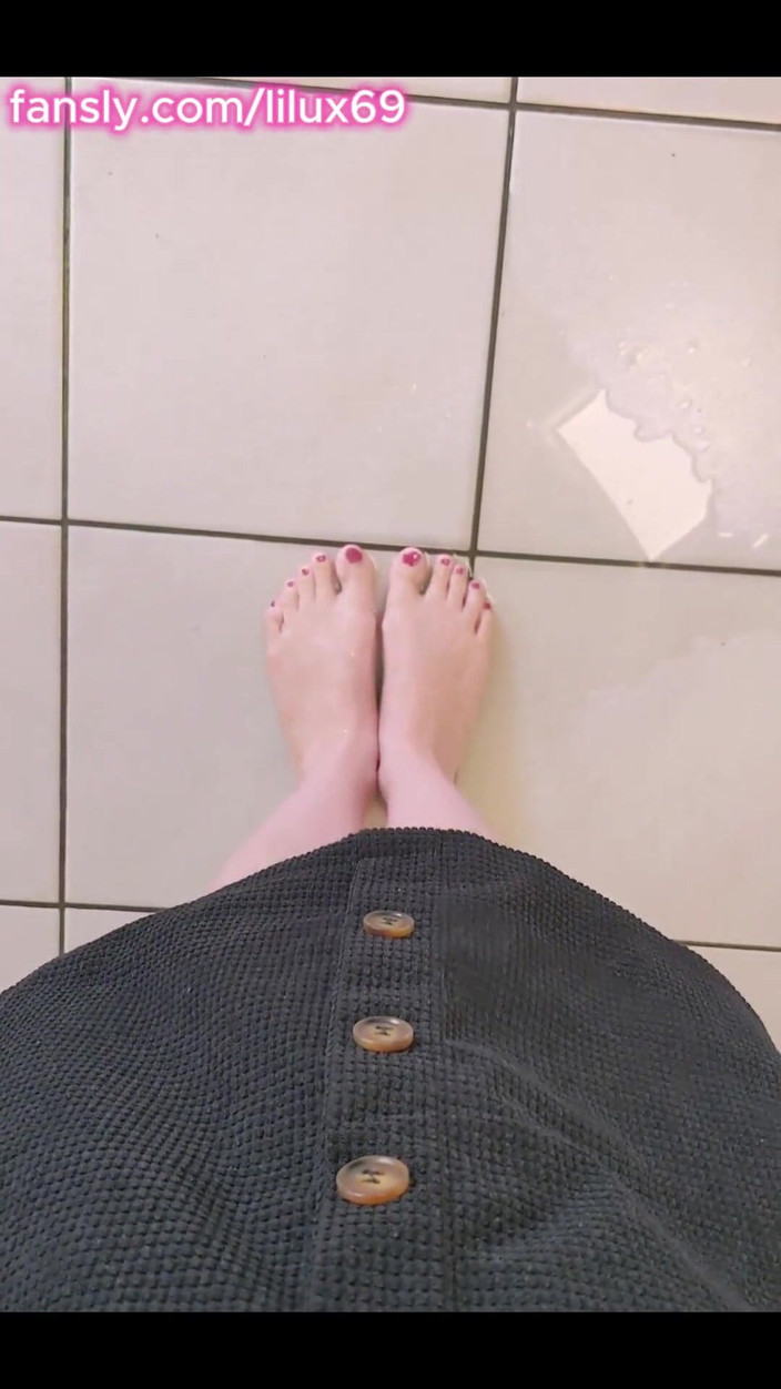 Lilux69: Cewek mungil ini kencing di dapurku