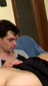 Geile brunette wordt anaal geneukt