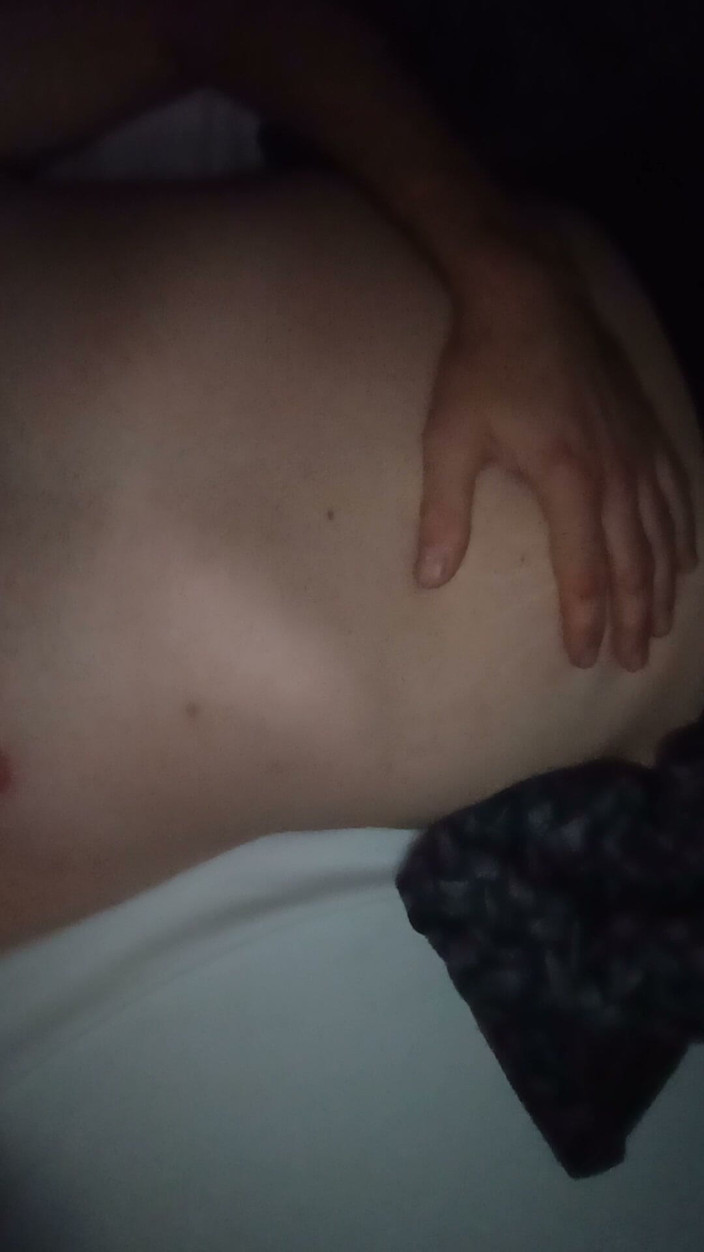 Hottieboy77: Хлопець із болем у животі гладить живіт