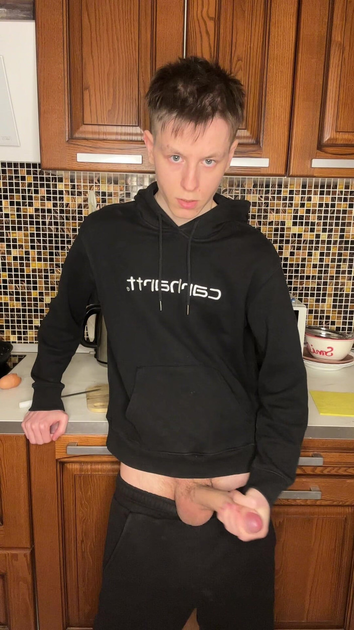 Morflot24: 饥渴的 twink 的大鸡巴撸管