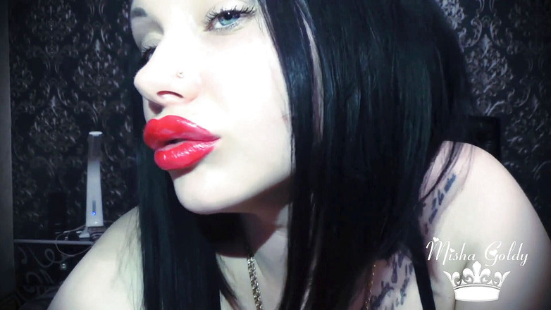 Goddess Misha Goldy: Đôi môi đỏ gợi cảm khổng lồ