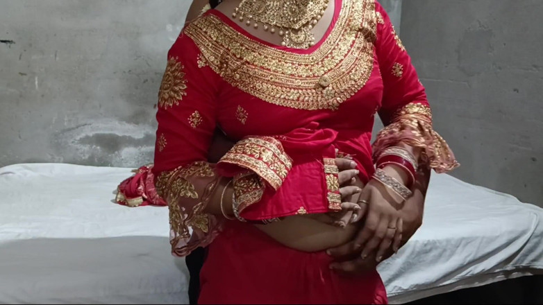Vamika: 新婚者拍摄的首夜性爱的最热门热门彩信视频。