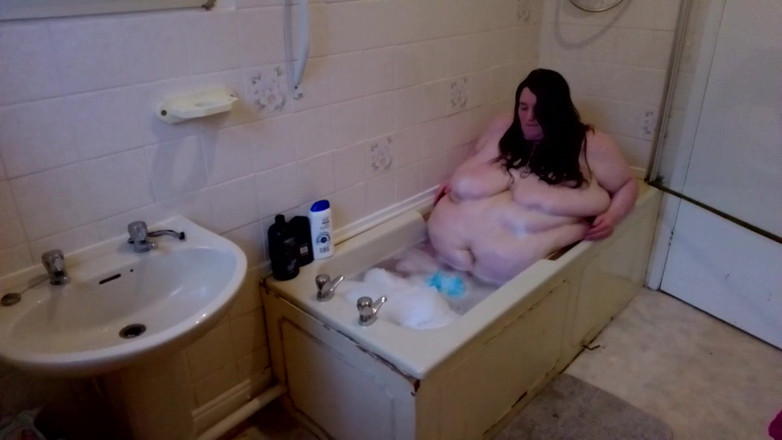 SSBBWLadyBrads: Sbbw attempts to take a bath, can she fit?