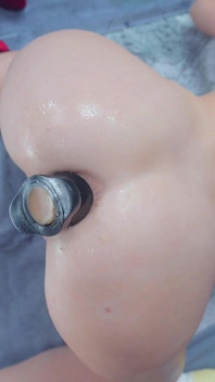 Allargamento anale a pecorina gape fisting ed un plug anale