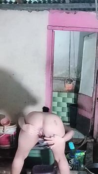 Dançando nu enquanto se masturba
