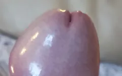 Deite-se no sofá e masturba meu pau até eu gozar até o suco gozar