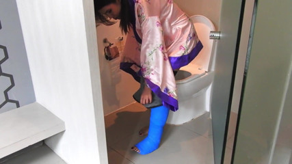 Asian Pussy Vision: Tägliche morgenroutine mit einem kurzen geworfenen bein