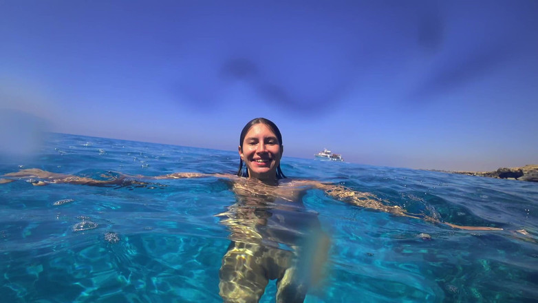 GoldTeachers: Stunning Girl Swims Nude on Public Beach