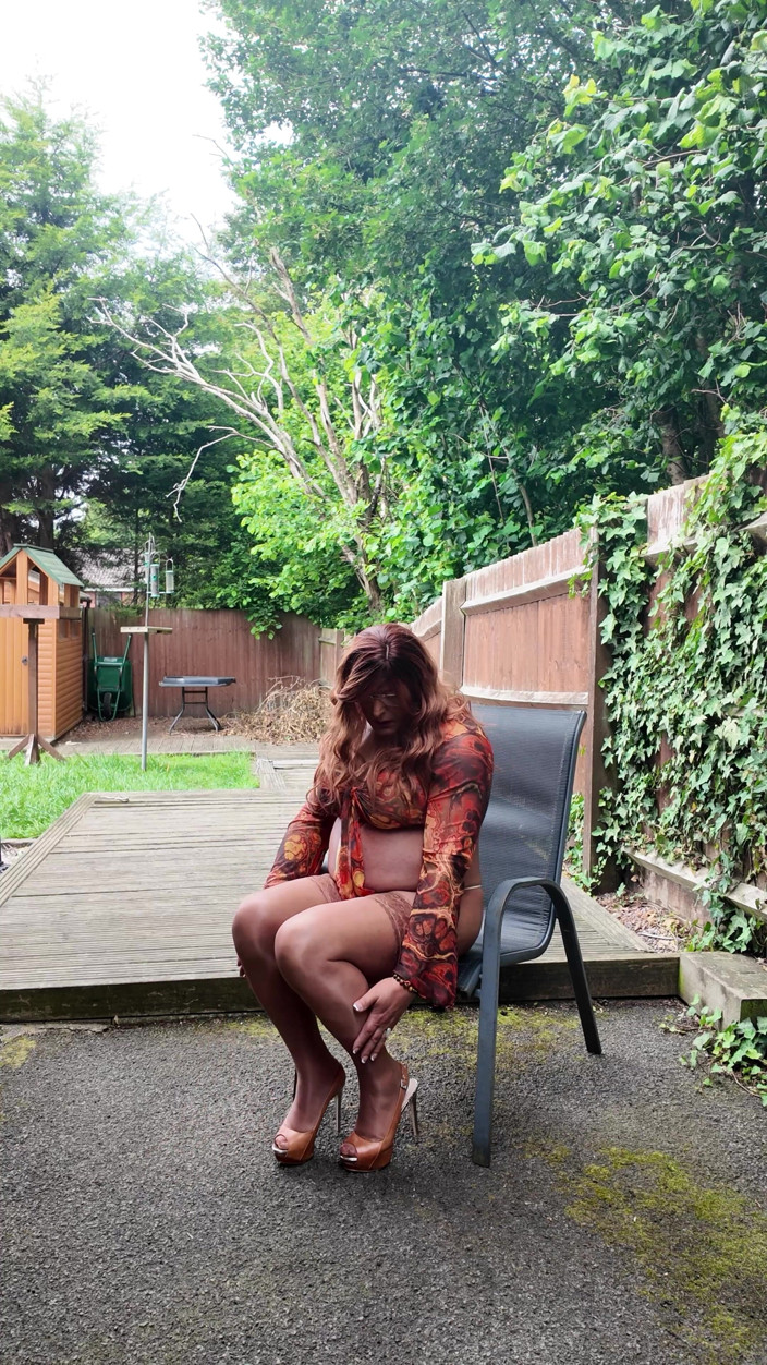 Kellycd2022: Crossdresser kellycd2022 seksi thong stokings aur oonchi eri ke joote...